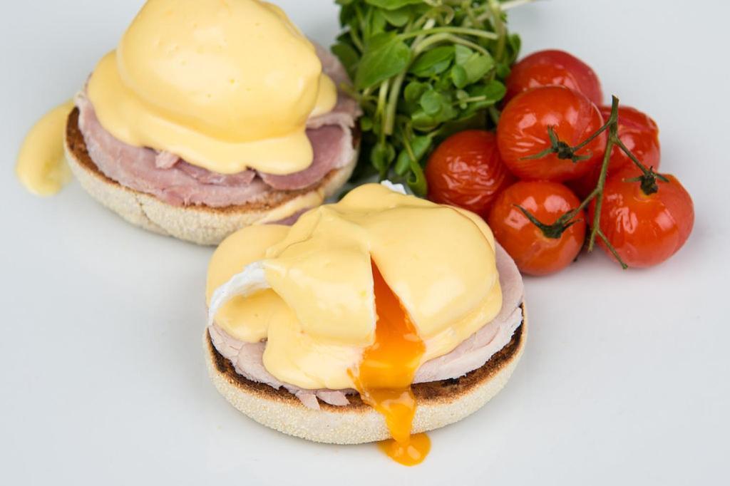 Bed and Breakfast Darwin'S Townhouse Shrewsbury Exteriér fotografie Eggs Benedict
