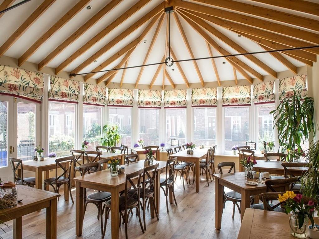 Bed and Breakfast Darwin'S Townhouse Shrewsbury Exteriér fotografie The restaurant at the National Motor Museum