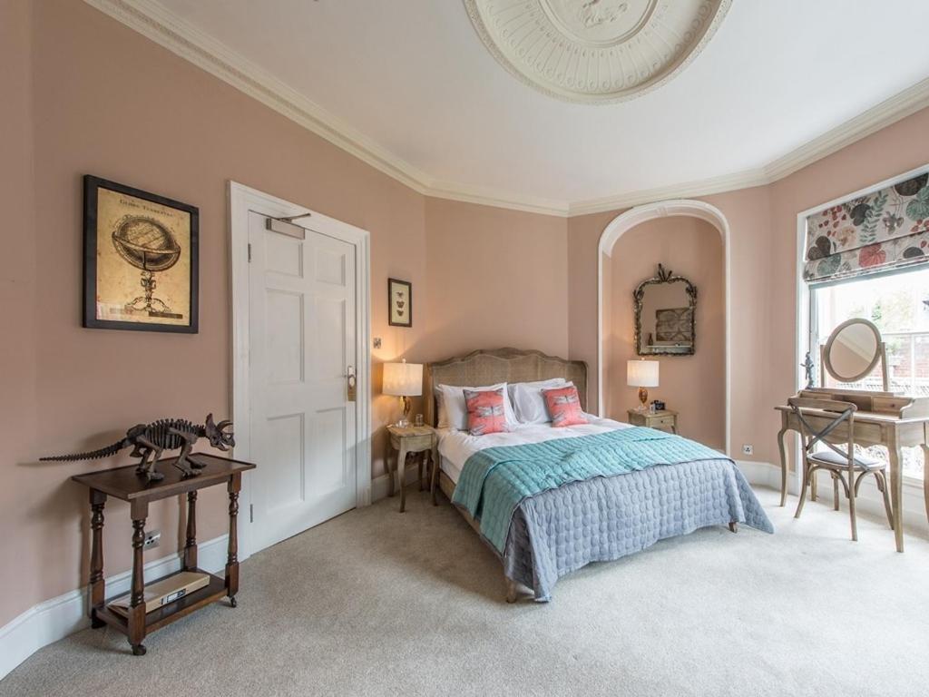 Bed and Breakfast Darwin'S Townhouse Shrewsbury Exteriér fotografie The bedroom of the 18th-century house