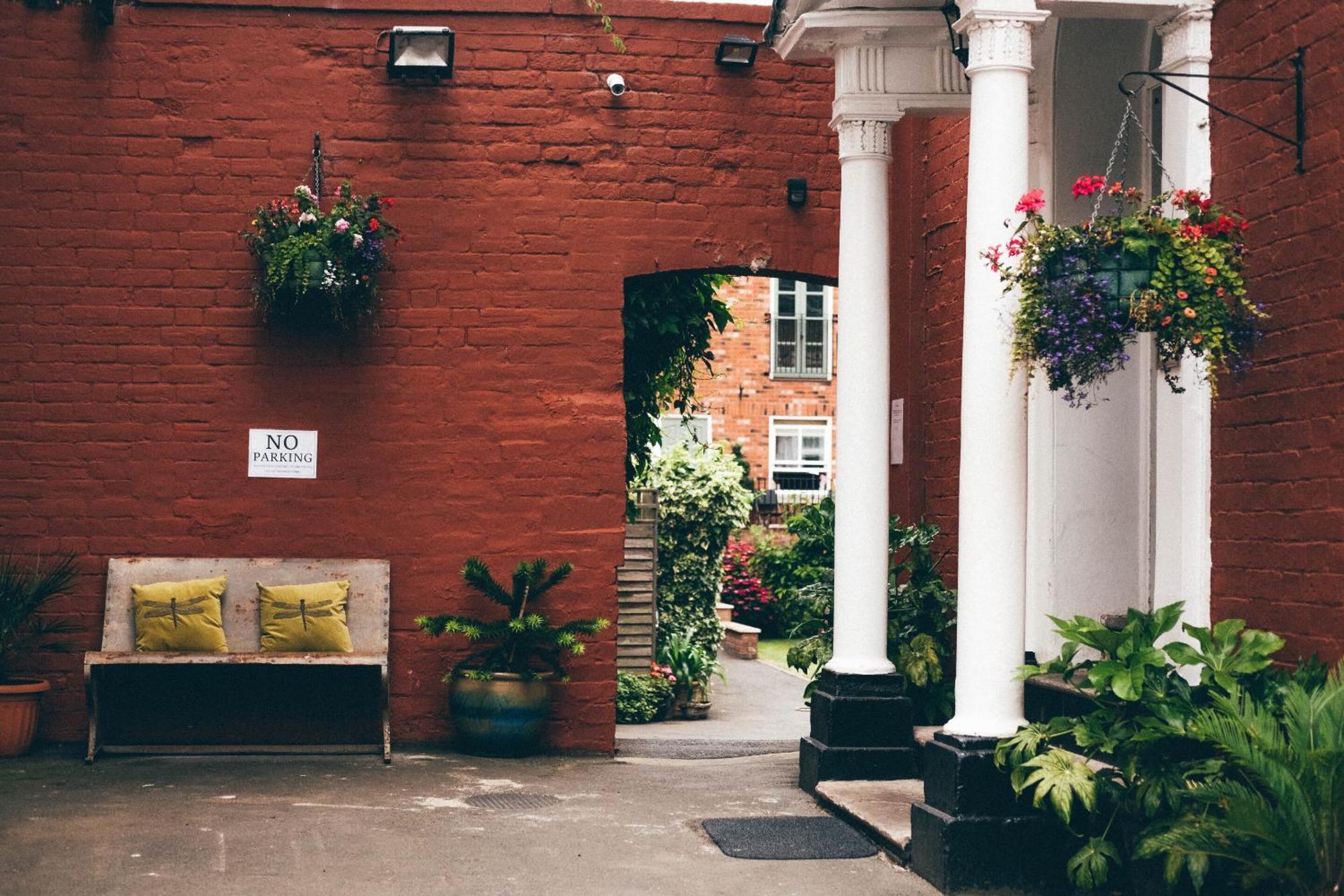 Bed and Breakfast Darwin'S Townhouse Shrewsbury Exteriér fotografie The entrance to the courtyard of the former St. Mary's Hospital