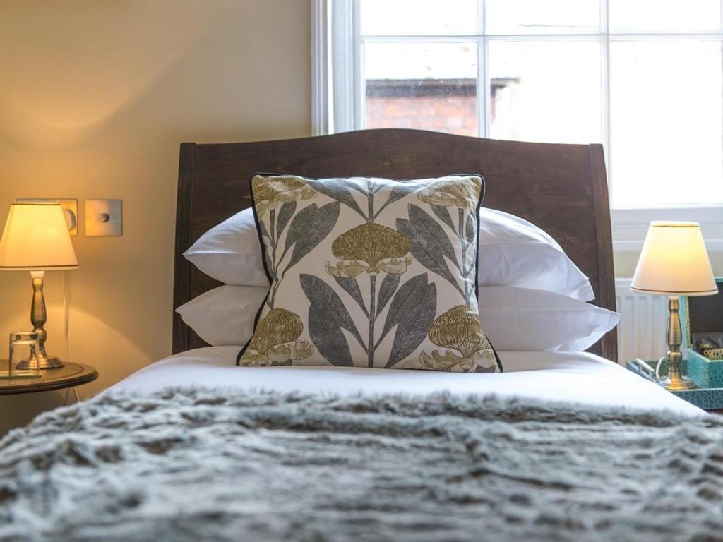 Bed and Breakfast Darwin'S Townhouse Shrewsbury Pokoj fotografie A bed with a throw