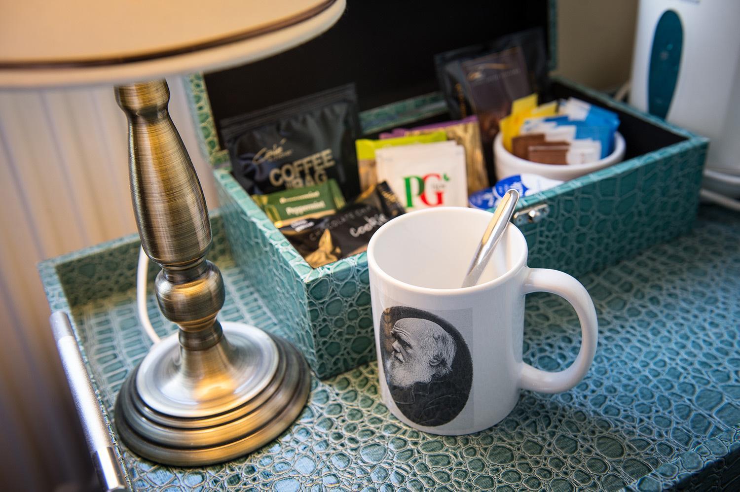 Bed and Breakfast Darwin'S Townhouse Shrewsbury Pokoj fotografie A coffee and tea tray in a hotel room