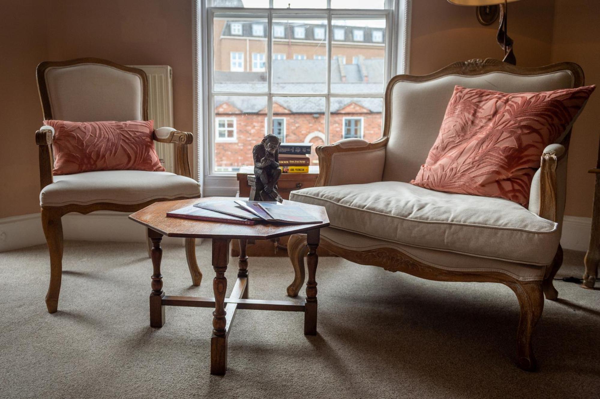 Bed and Breakfast Darwin'S Townhouse Shrewsbury Pokoj fotografie The interior of the Old Bank House
