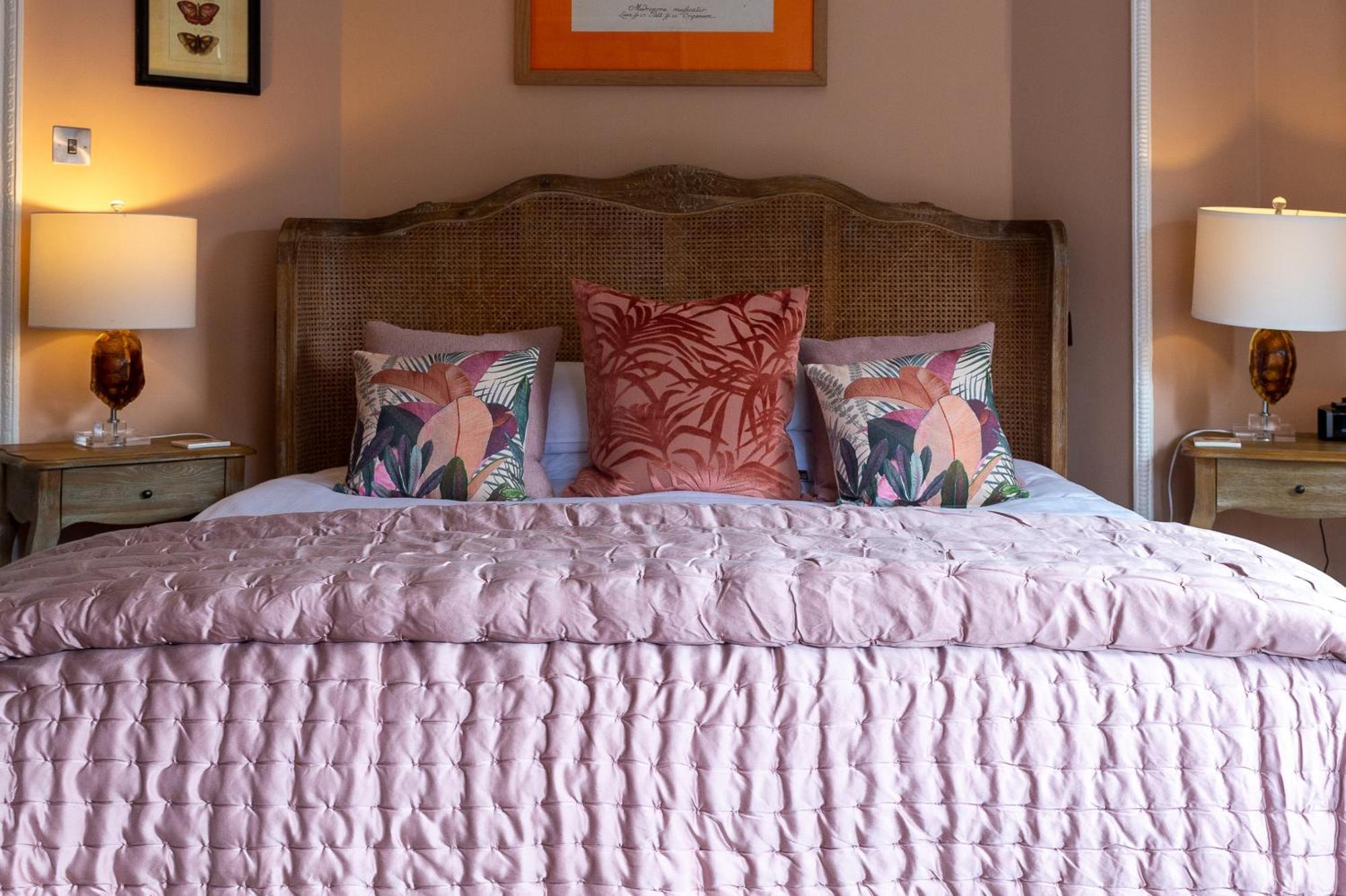 Bed and Breakfast Darwin'S Townhouse Shrewsbury Pokoj fotografie A bed with a duvet