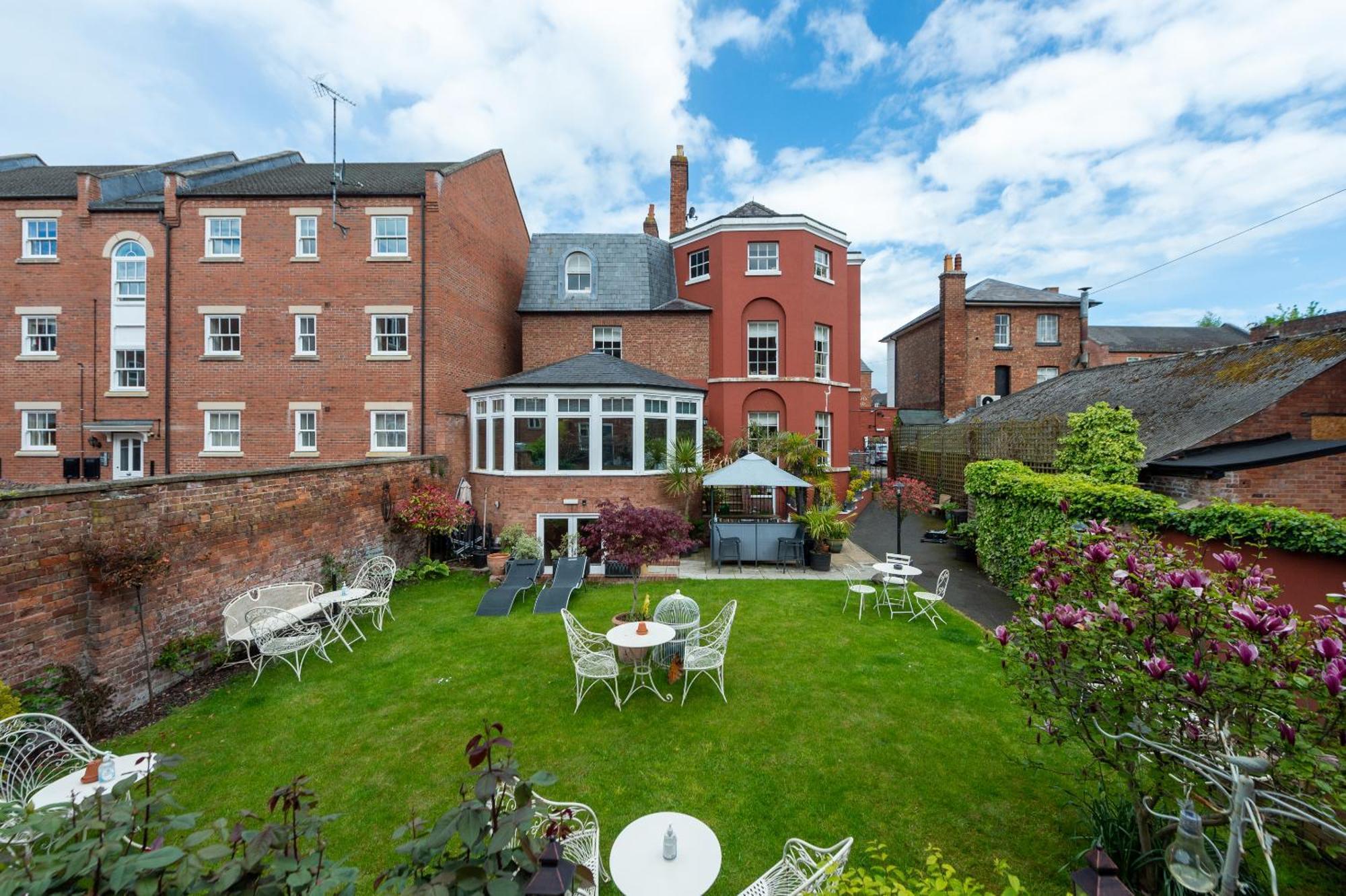 Bed and Breakfast Darwin'S Townhouse Shrewsbury Pokoj fotografie The garden of the hotel
